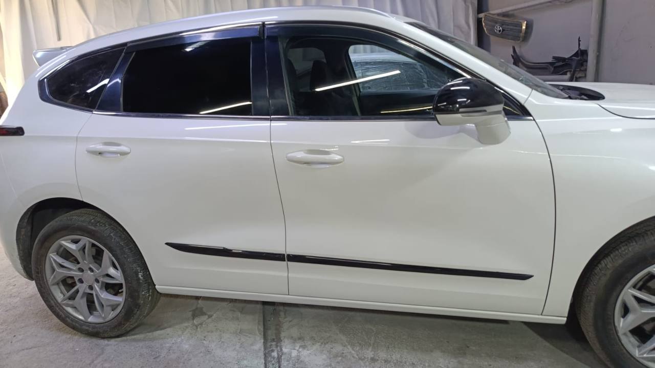 Белый автомобиль после локального кузовного ремонта